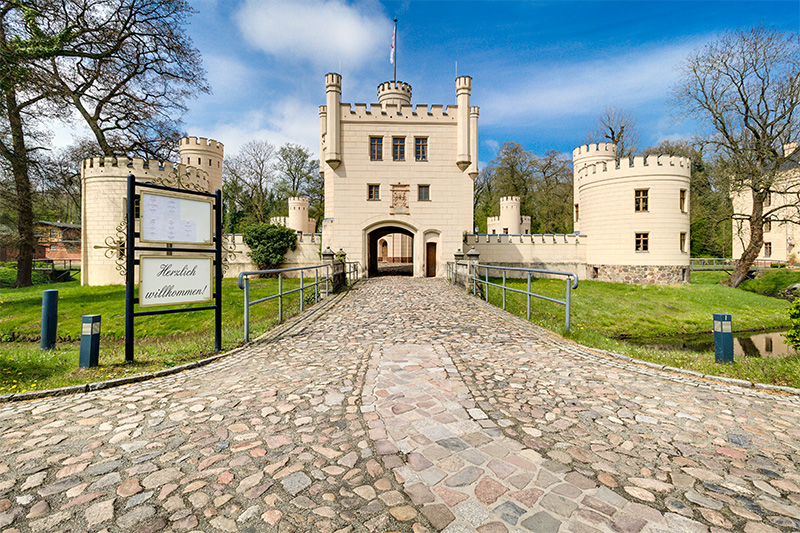 Ein steinerner Gehweg, der zu einer Burg führt